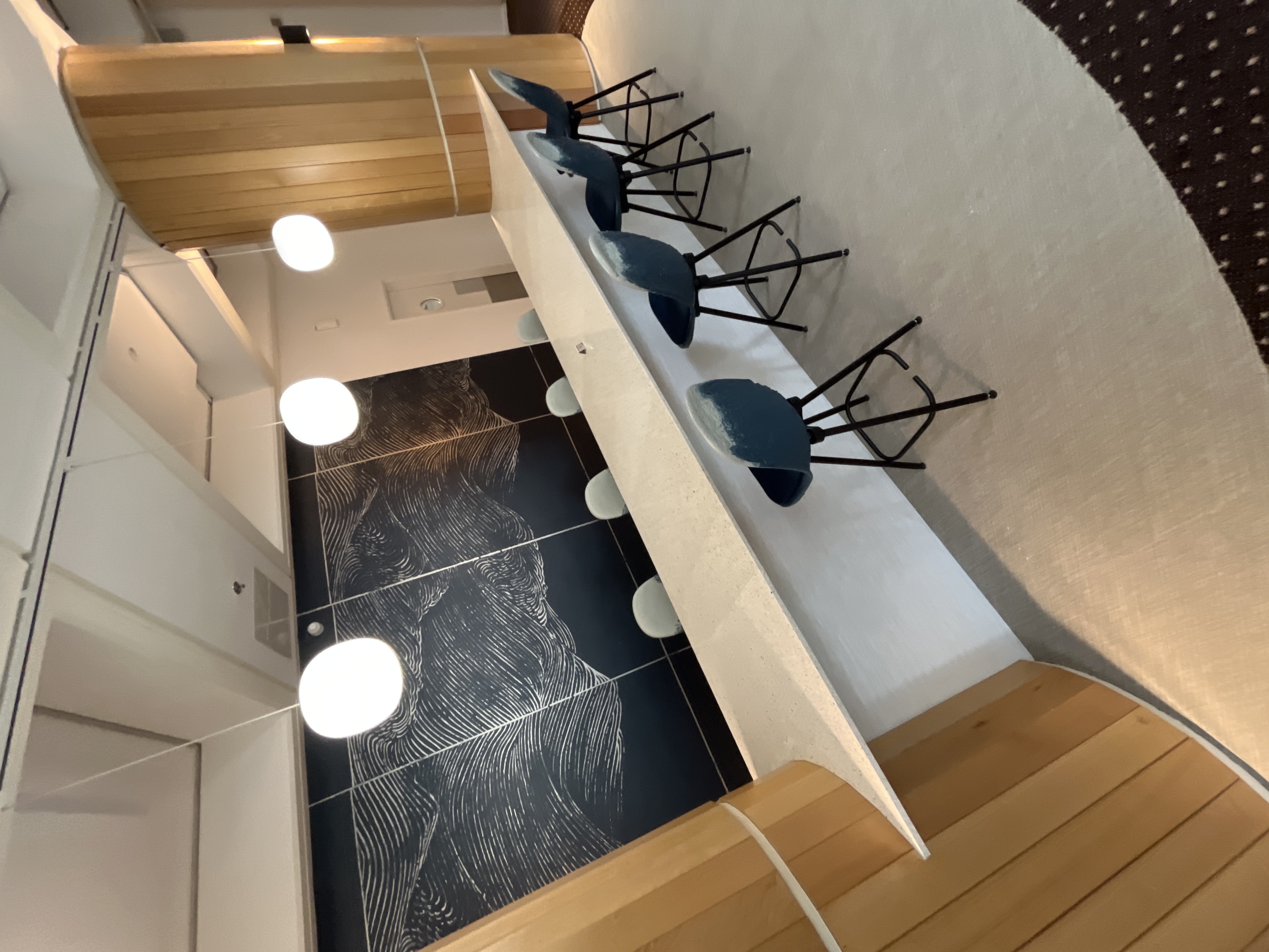 Table de réunion et comptoir d'accueil